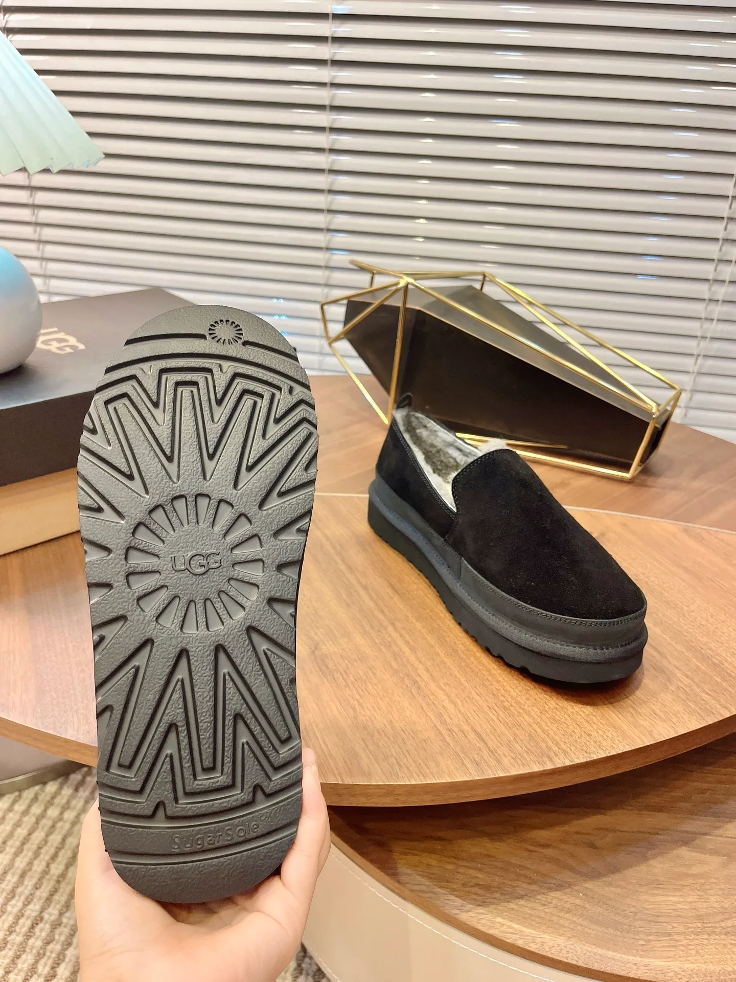 【UGG】 P: 520💰 Size: 39-45 2025 new style 𝑼𝑮𝑮•Men's ◾️. Men's winter snow boots and fur shoes. The matching coefficient is also 100%. 💥Good-looking✨Fully fashionable and full of aura when put on📈 Upper: High-quality cow suede Lining: Sheep fur integrated🐑Wool lining Outsole: EVA anti-slip outsole.